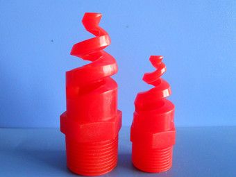 2只不同尺寸的红色塑料螺旋喷嘴