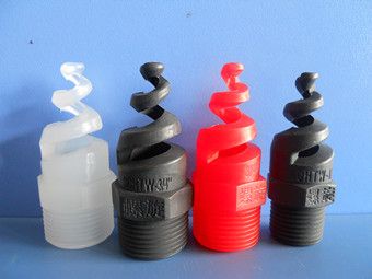 四只不同颜色的塑料螺旋喷嘴